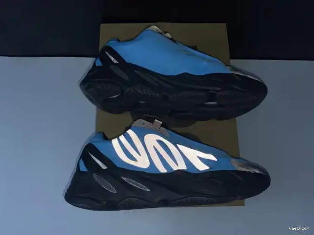 'Bright Boost GZ3079 MNVN Yeezy Cyan' 700 ADIDAS 0428